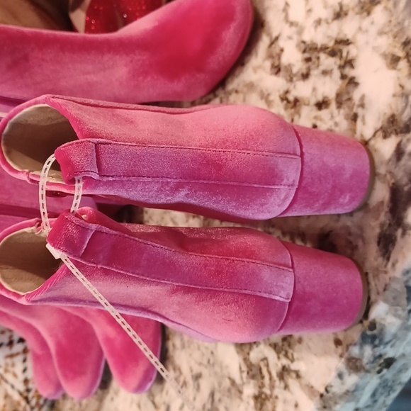 Gianni Bini, the JaydennnTwo Velvet Block Heel Booties, Barbie Pink NEW - Picture 6 of 16
